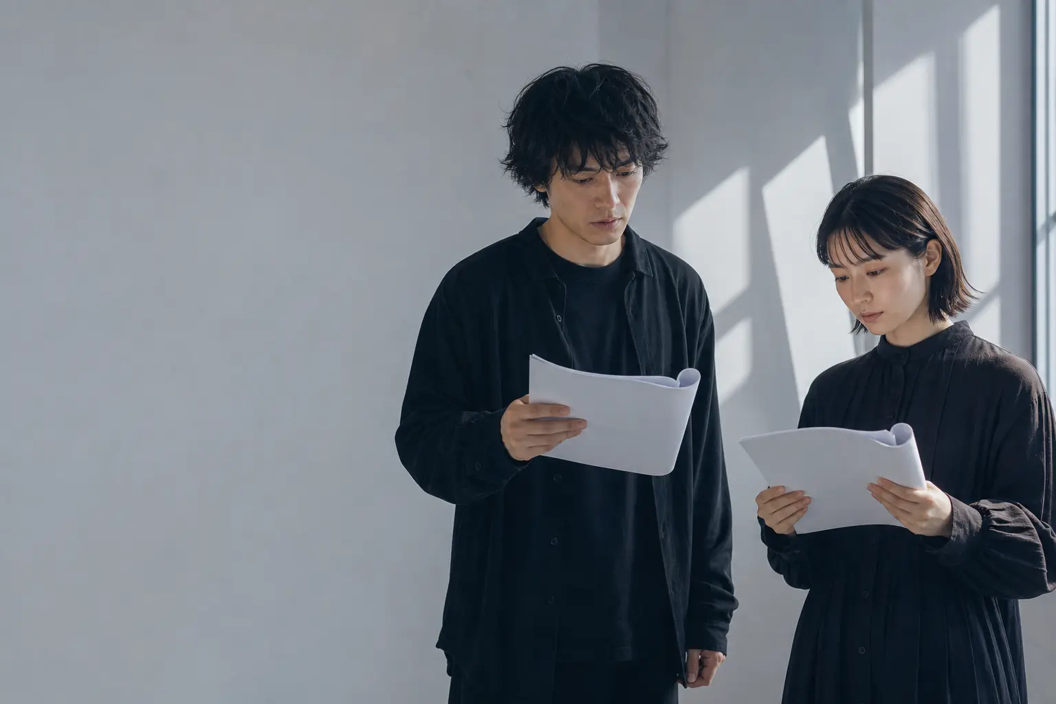 台本に向き合う俳優と女優