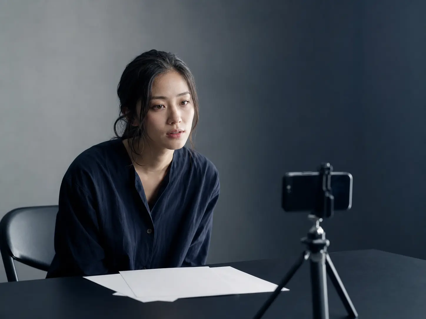 スマートフォンに向かって演技をする女優